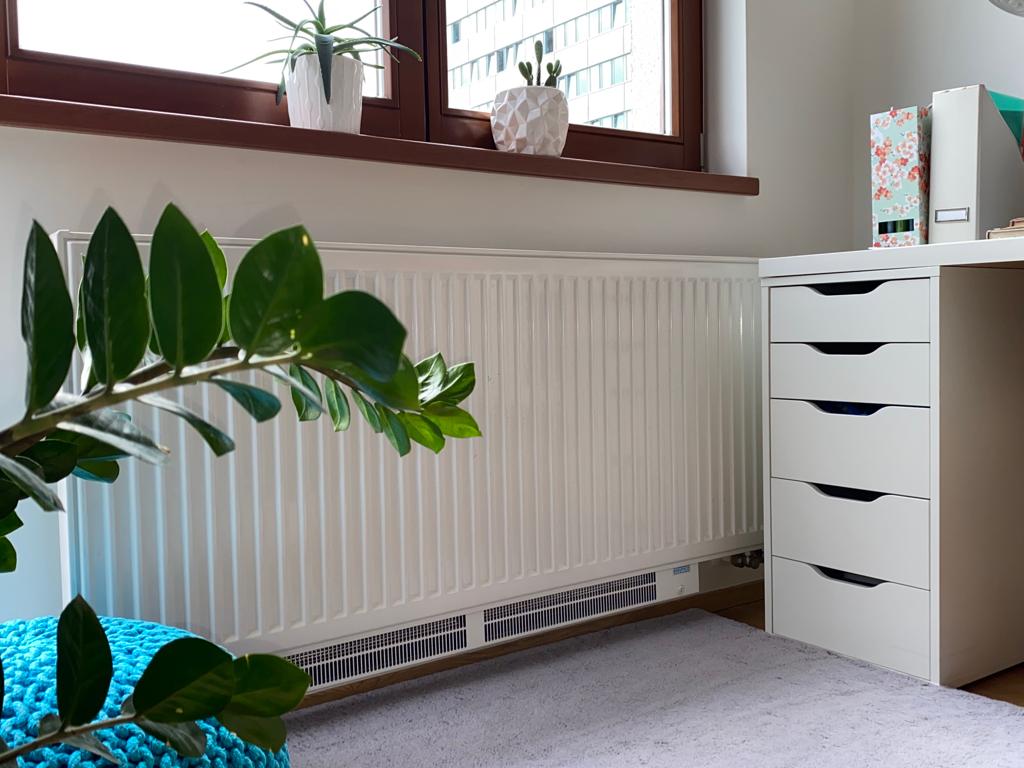 Eitan – Elsymco fan under a radiator in a living room